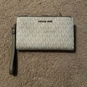 Michael kors wrist walet